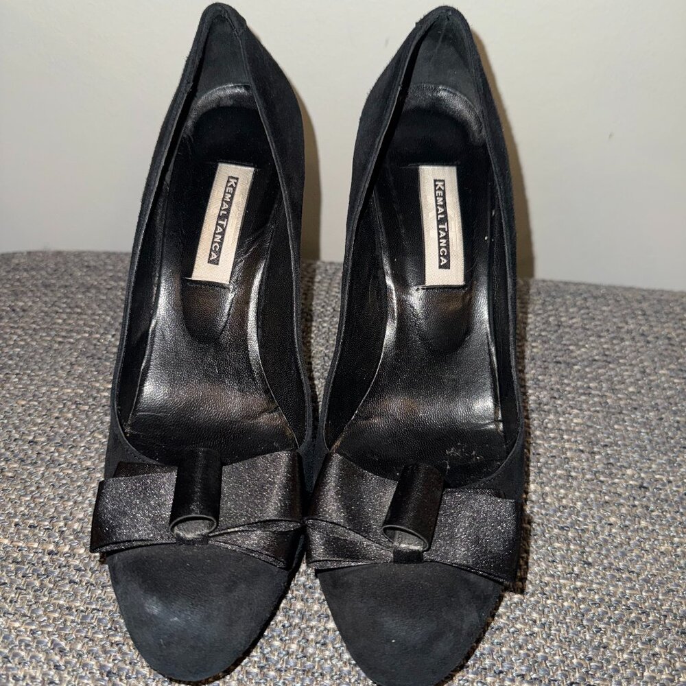 Black bow pumps.